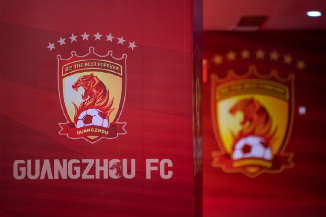 叶辰便道：那明天九点多，我去酒店接你，然后咱们俩一起去机场。